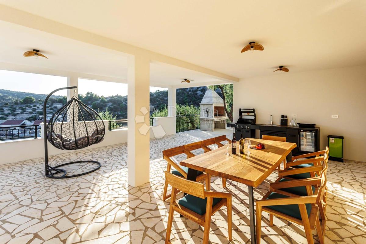 SEVID - SPAZIOSA VILLA A 50 M DAL MARE CON VISTA SUPERIORE