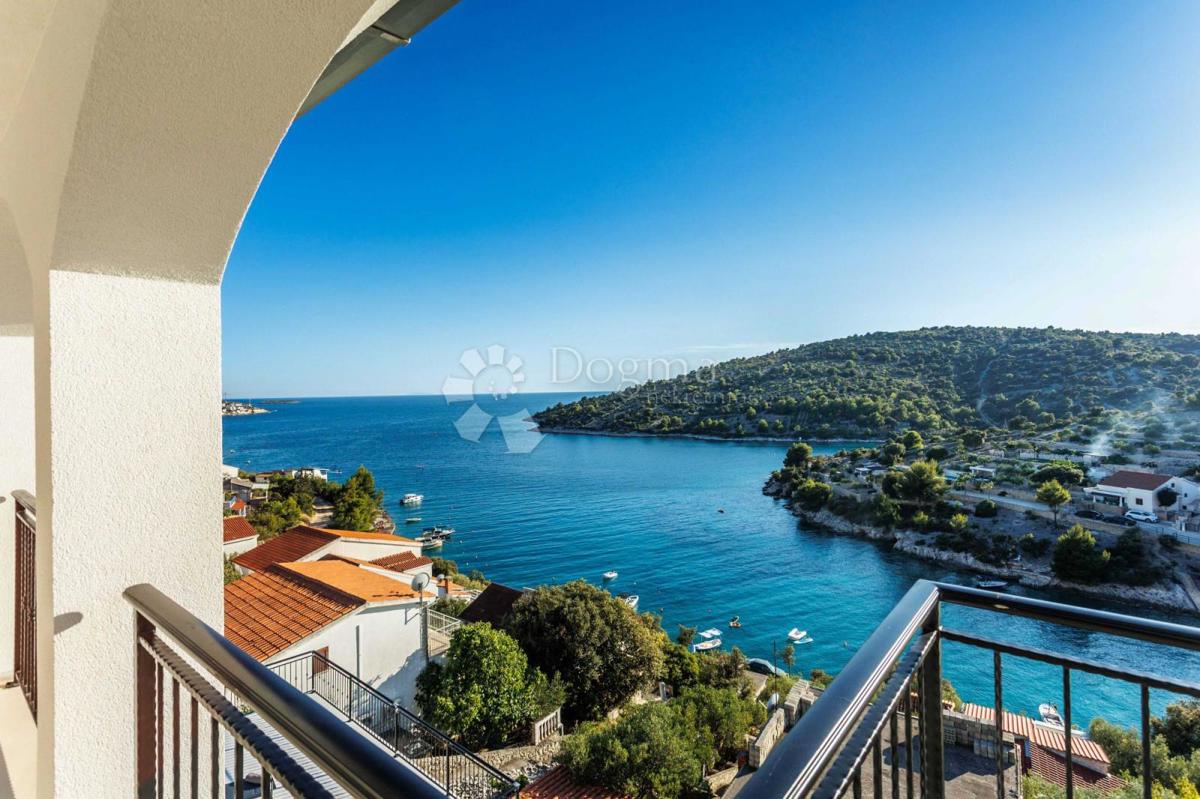 SEVID - SPAZIOSA VILLA A 50 M DAL MARE CON VISTA SUPERIORE