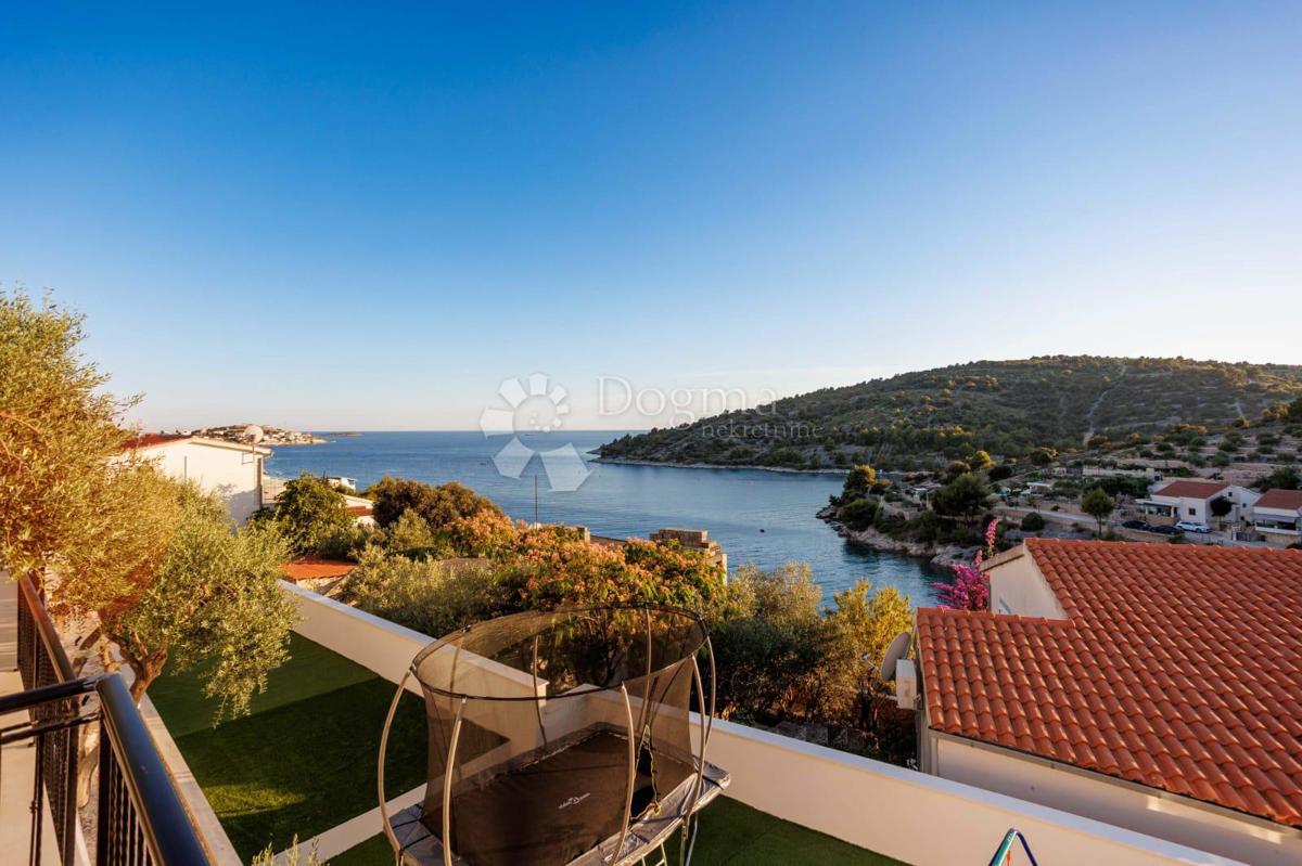 SEVID - SPAZIOSA VILLA A 50 M DAL MARE CON VISTA SUPERIORE