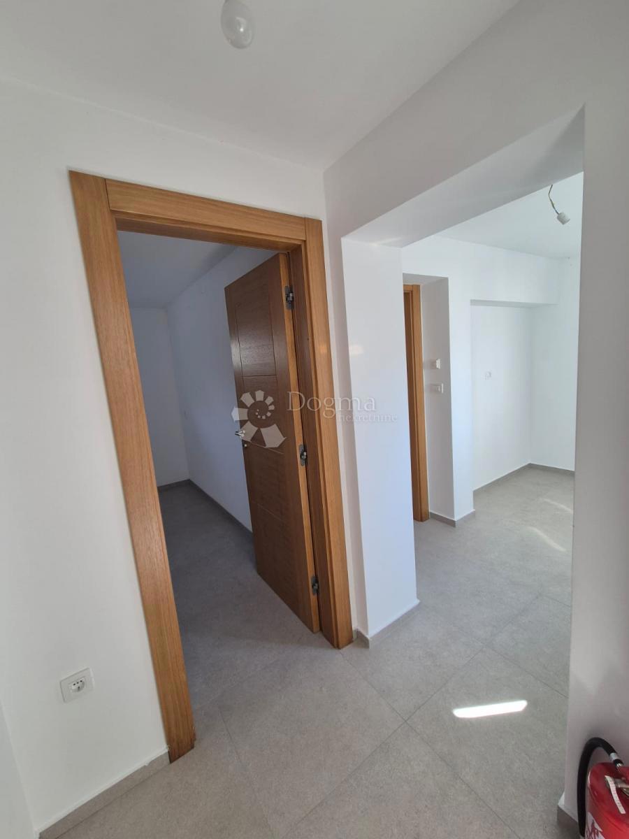 IN VENDITA – ELEGANTE APPARTAMENTO CON UNITÀ SEMINTERRATA AGGIUNTIVA, PRIMOŠTEN