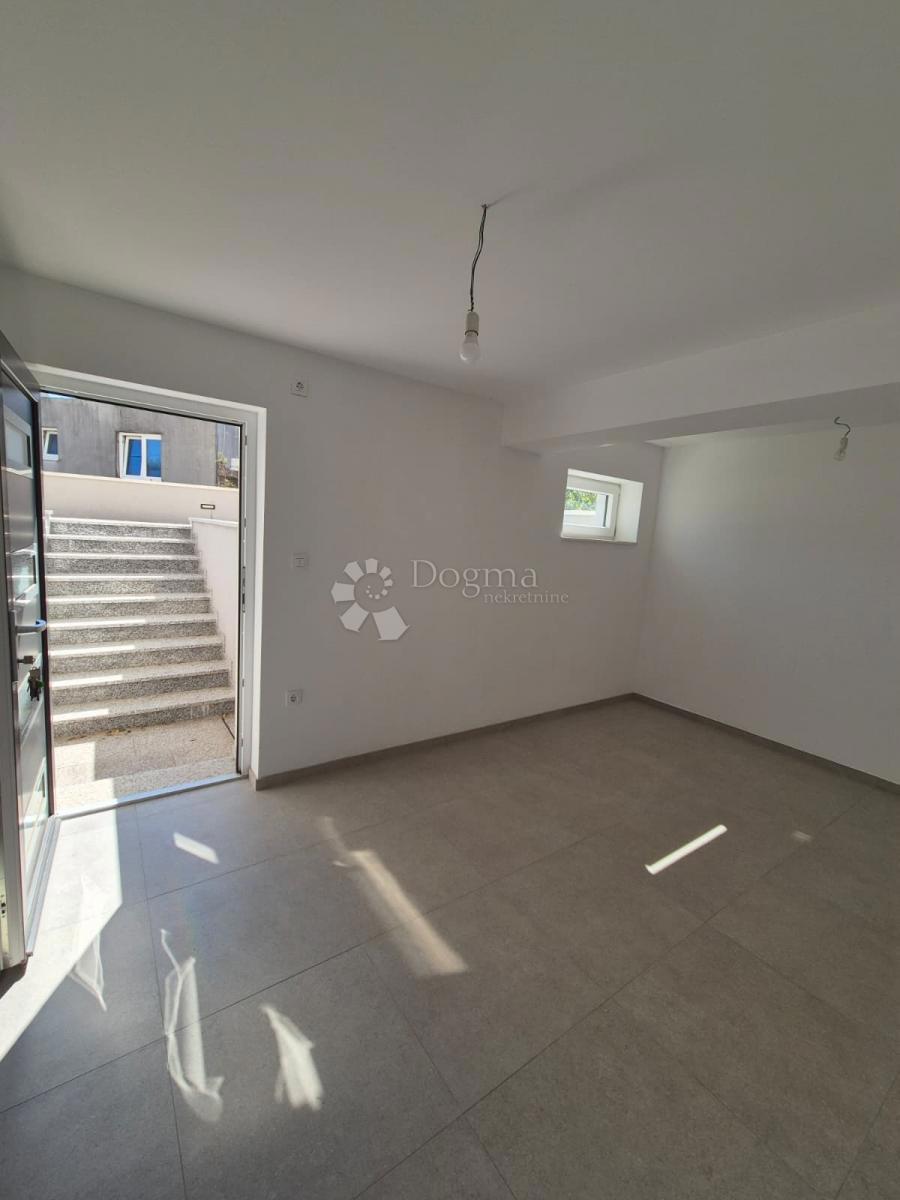 IN VENDITA – ELEGANTE APPARTAMENTO CON UNITÀ SEMINTERRATA AGGIUNTIVA, PRIMOŠTEN