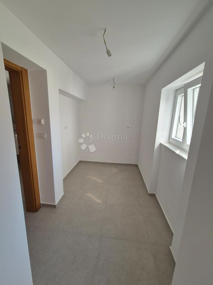 IN VENDITA – ELEGANTE APPARTAMENTO CON UNITÀ SEMINTERRATA AGGIUNTIVA, PRIMOŠTEN