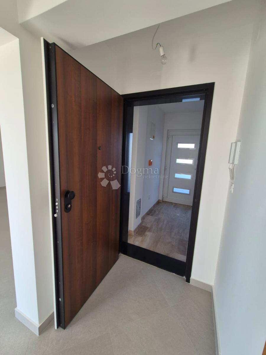 IN VENDITA – ELEGANTE APPARTAMENTO CON UNITÀ SEMINTERRATA AGGIUNTIVA, PRIMOŠTEN