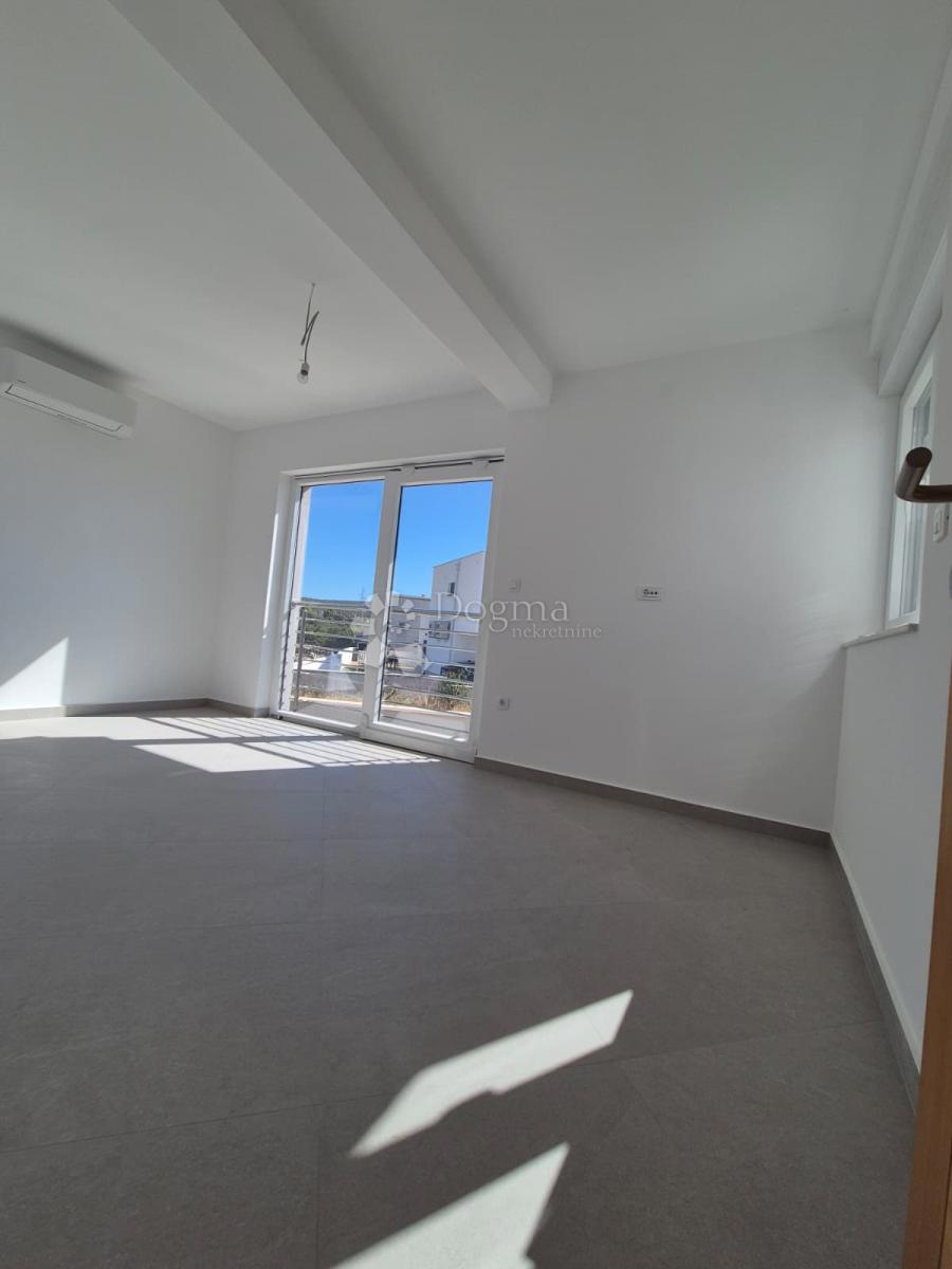 IN VENDITA – ELEGANTE APPARTAMENTO CON UNITÀ SEMINTERRATA AGGIUNTIVA, PRIMOŠTEN