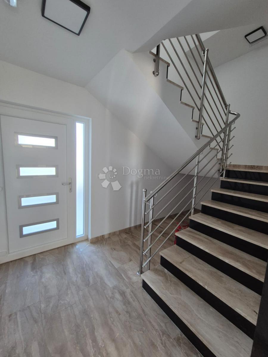 IN VENDITA – ELEGANTE APPARTAMENTO CON UNITÀ SEMINTERRATA AGGIUNTIVA, PRIMOŠTEN