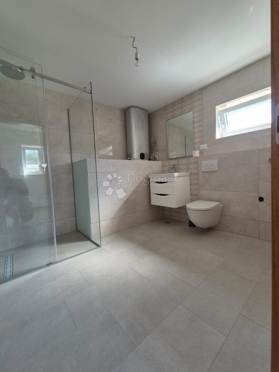 IN VENDITA – ELEGANTE APPARTAMENTO CON UNITÀ SEMINTERRATA AGGIUNTIVA, PRIMOŠTEN