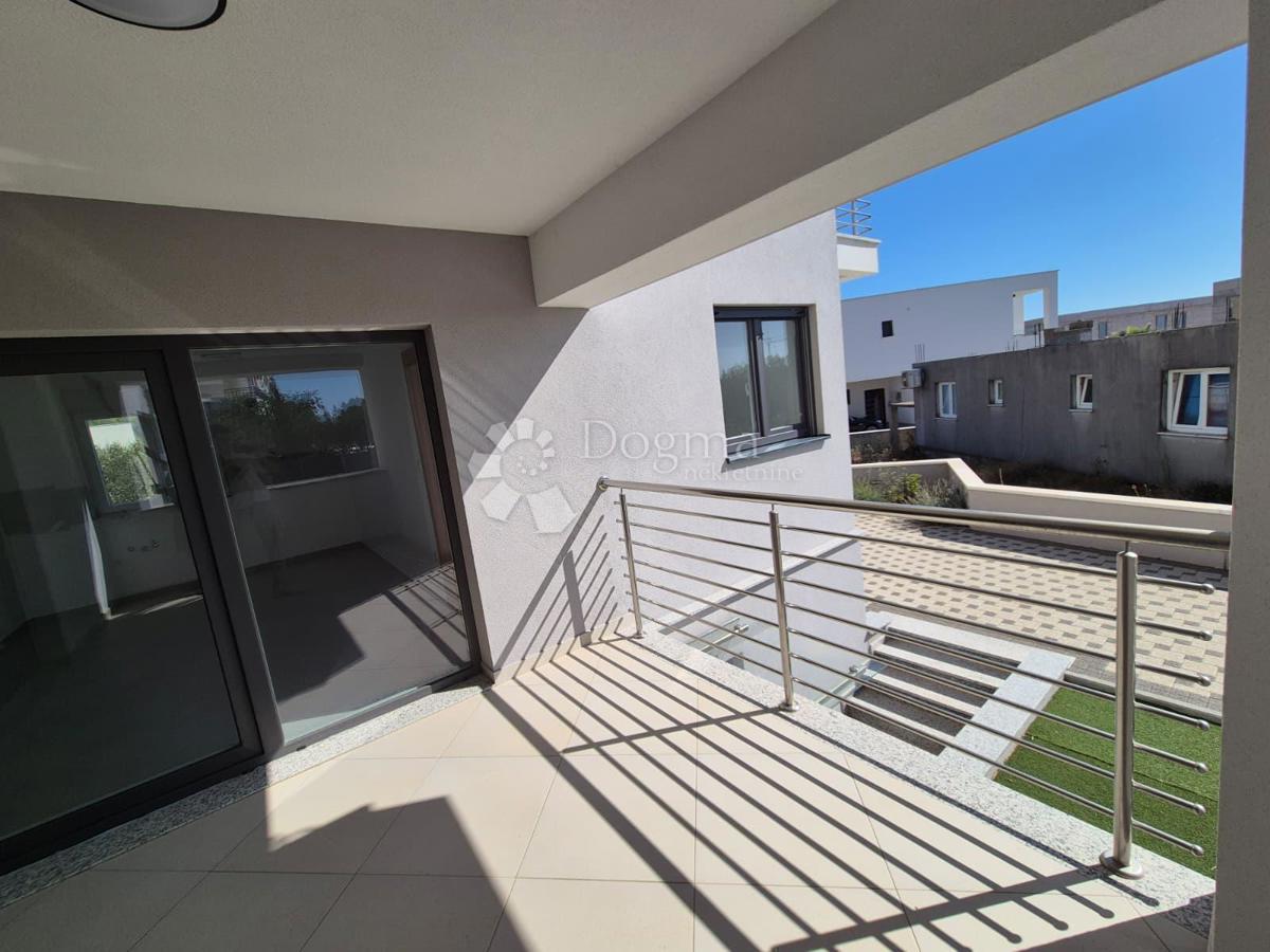 IN VENDITA – ELEGANTE APPARTAMENTO CON UNITÀ SEMINTERRATA AGGIUNTIVA, PRIMOŠTEN