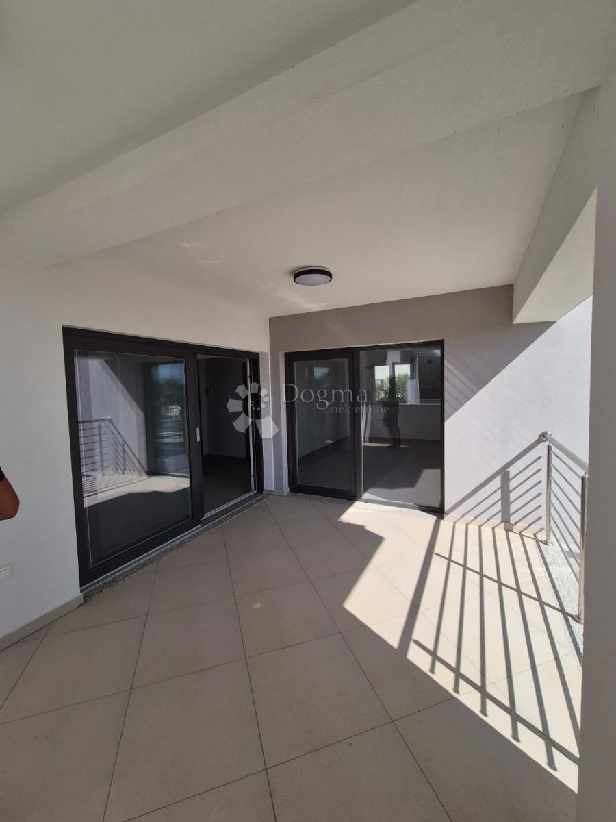 IN VENDITA – ELEGANTE APPARTAMENTO CON UNITÀ SEMINTERRATA AGGIUNTIVA, PRIMOŠTEN