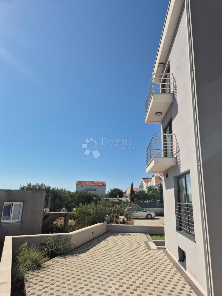 IN VENDITA – ELEGANTE APPARTAMENTO CON UNITÀ SEMINTERRATA AGGIUNTIVA, PRIMOŠTEN