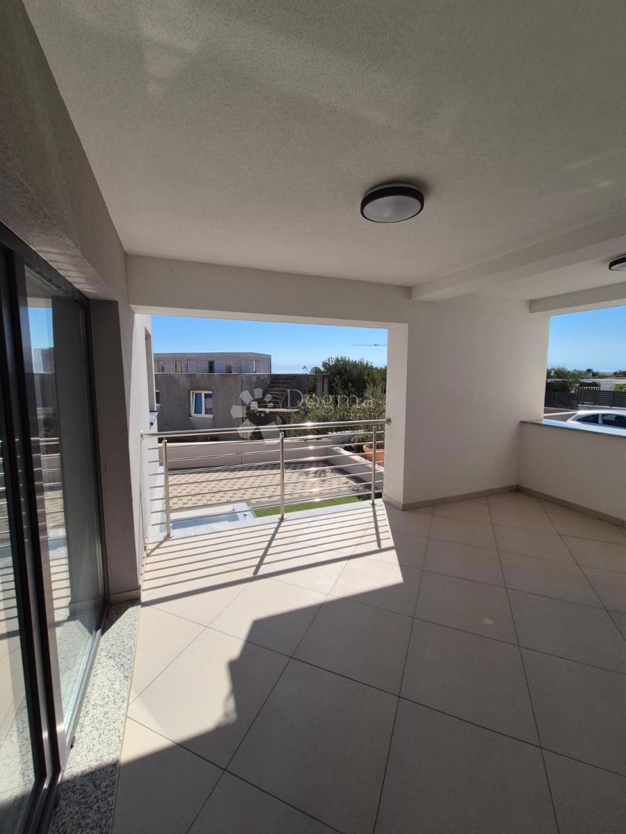 IN VENDITA – ELEGANTE APPARTAMENTO CON UNITÀ SEMINTERRATA AGGIUNTIVA, PRIMOŠTEN