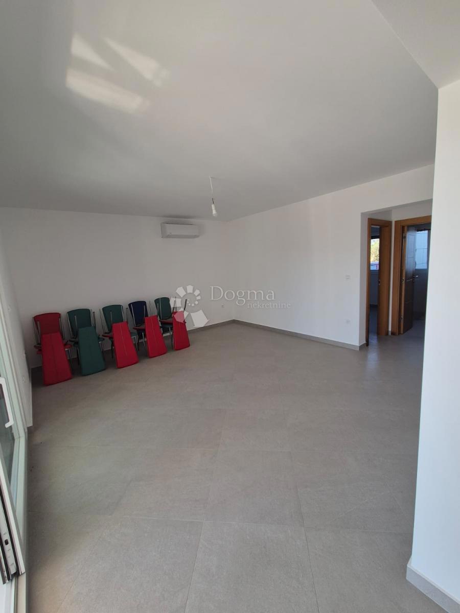 IN VENDITA – ELEGANTE APPARTAMENTO CON UNITÀ SEMINTERRATA AGGIUNTIVA, PRIMOŠTEN