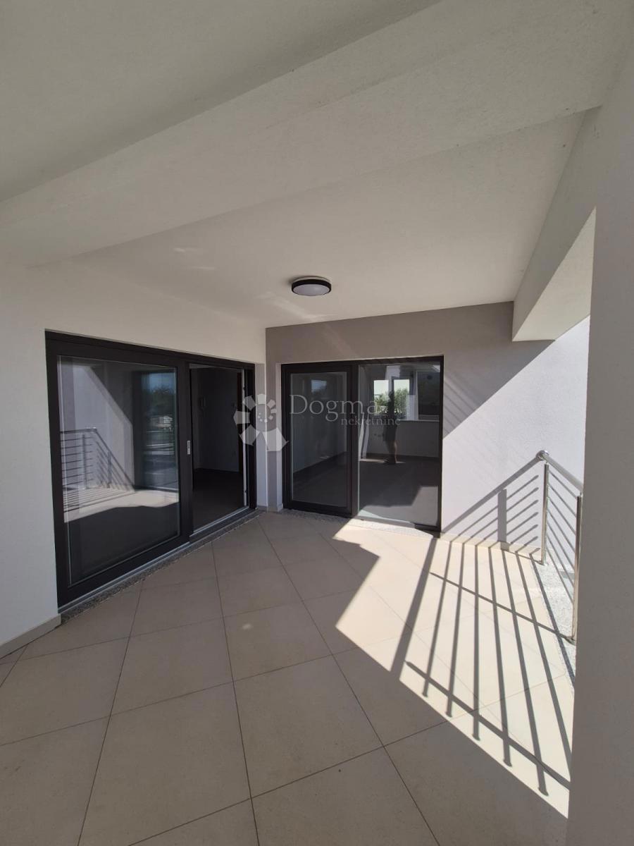 IN VENDITA – ELEGANTE APPARTAMENTO CON UNITÀ SEMINTERRATA AGGIUNTIVA, PRIMOŠTEN