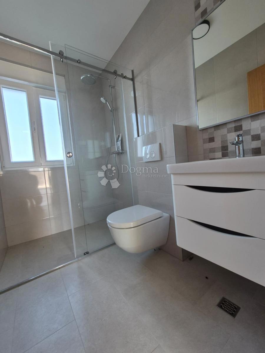 IN VENDITA – ELEGANTE APPARTAMENTO CON UNITÀ SEMINTERRATA AGGIUNTIVA, PRIMOŠTEN