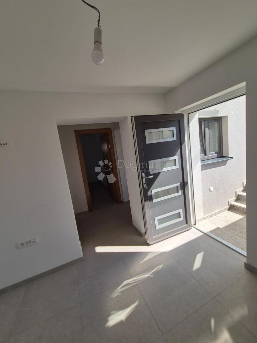 IN VENDITA – ELEGANTE APPARTAMENTO CON UNITÀ SEMINTERRATA AGGIUNTIVA, PRIMOŠTEN