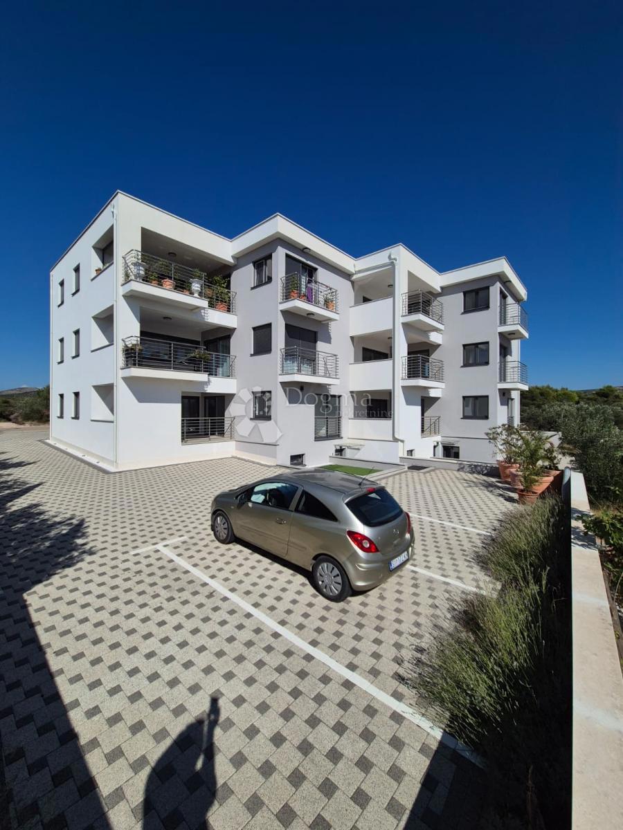 IN VENDITA – ELEGANTE APPARTAMENTO CON UNITÀ SEMINTERRATA AGGIUNTIVA, PRIMOŠTEN