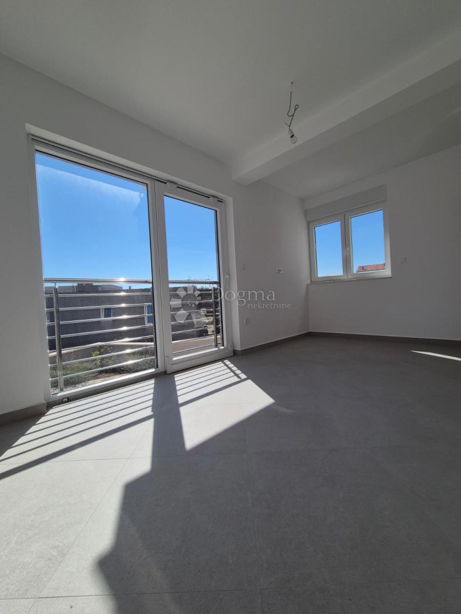 IN VENDITA – ELEGANTE APPARTAMENTO CON UNITÀ SEMINTERRATA AGGIUNTIVA, PRIMOŠTEN