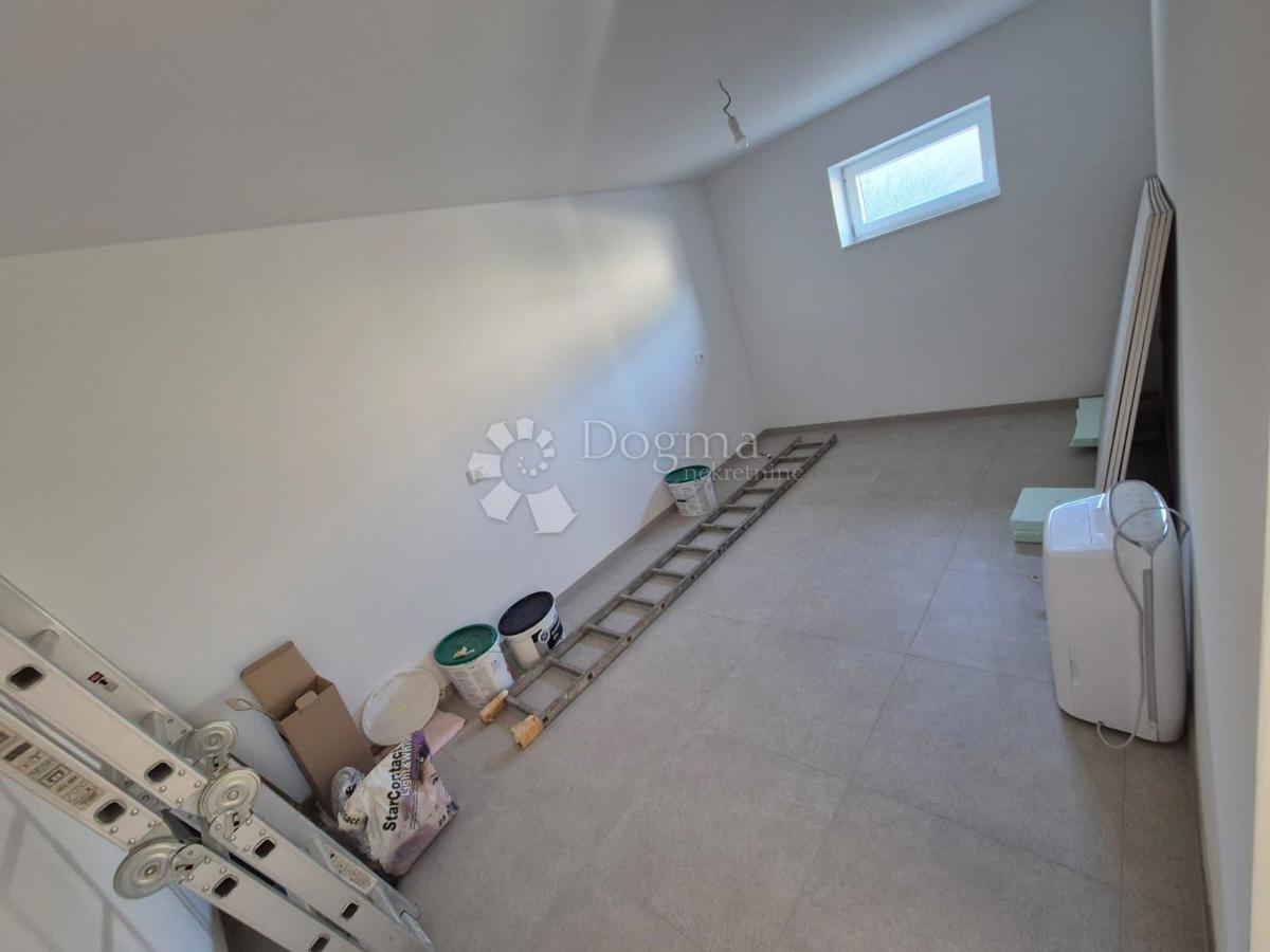 IN VENDITA – ELEGANTE APPARTAMENTO CON UNITÀ SEMINTERRATA AGGIUNTIVA, PRIMOŠTEN