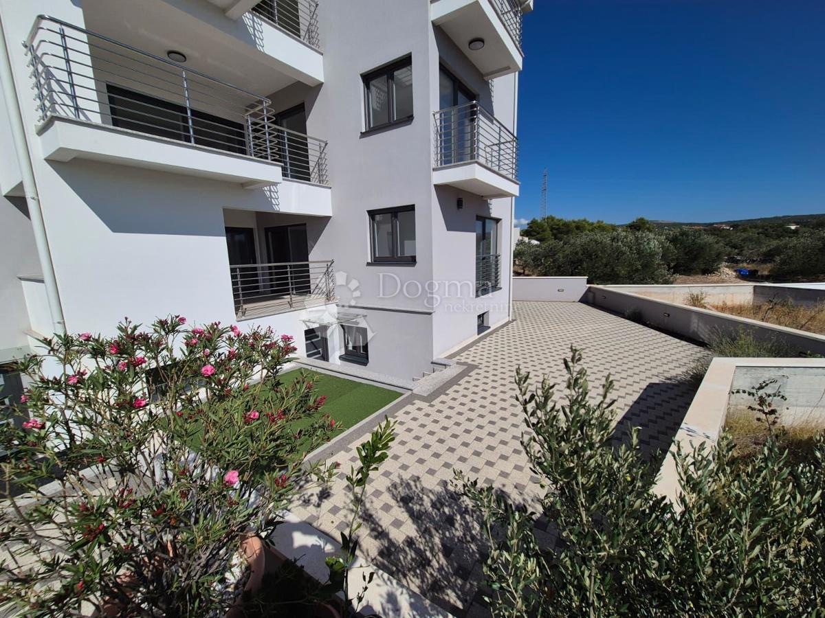 IN VENDITA – ELEGANTE APPARTAMENTO CON UNITÀ SEMINTERRATA AGGIUNTIVA, PRIMOŠTEN