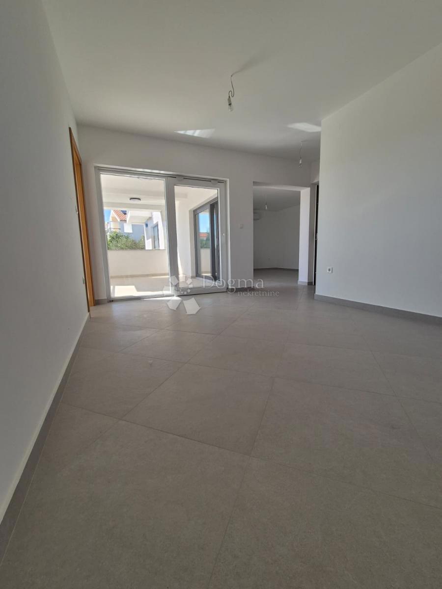 IN VENDITA – ELEGANTE APPARTAMENTO CON UNITÀ SEMINTERRATA AGGIUNTIVA, PRIMOŠTEN