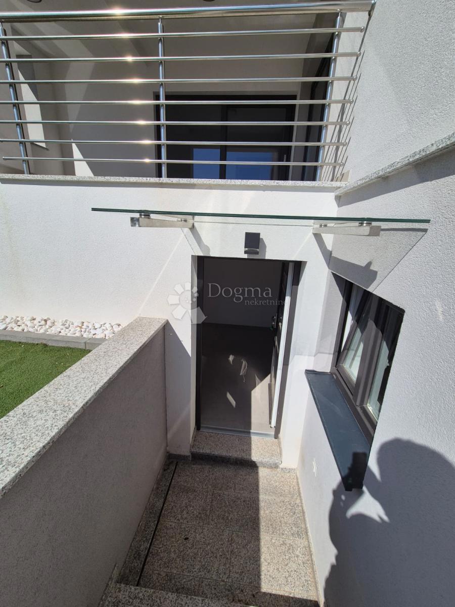 IN VENDITA – ELEGANTE APPARTAMENTO CON UNITÀ SEMINTERRATA AGGIUNTIVA, PRIMOŠTEN