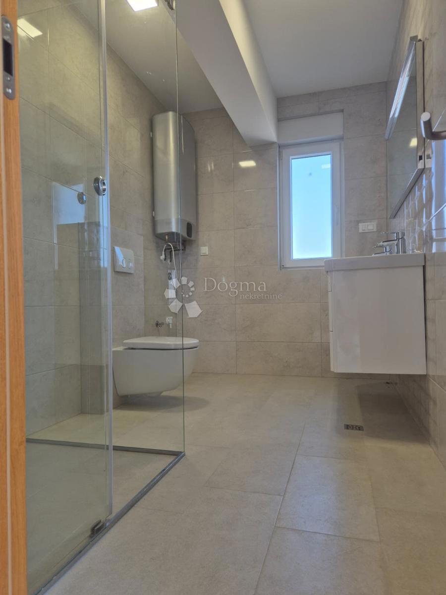 IN VENDITA – ELEGANTE APPARTAMENTO CON UNITÀ SEMINTERRATA AGGIUNTIVA, PRIMOŠTEN