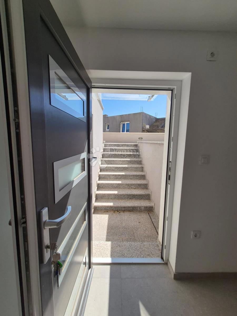 IN VENDITA – ELEGANTE APPARTAMENTO CON UNITÀ SEMINTERRATA AGGIUNTIVA, PRIMOŠTEN