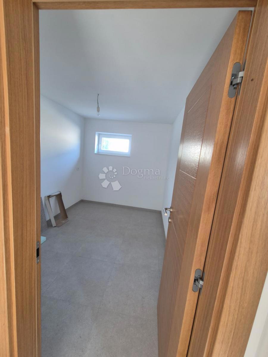 IN VENDITA – ELEGANTE APPARTAMENTO CON UNITÀ SEMINTERRATA AGGIUNTIVA, PRIMOŠTEN