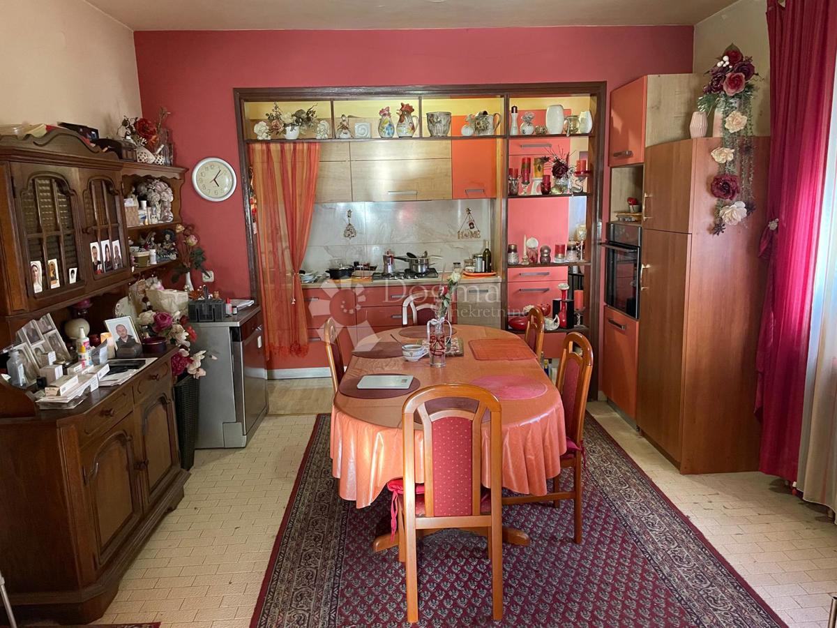 Pacchetto Belafuža: Casa, locale commerciale, cortile, terreno