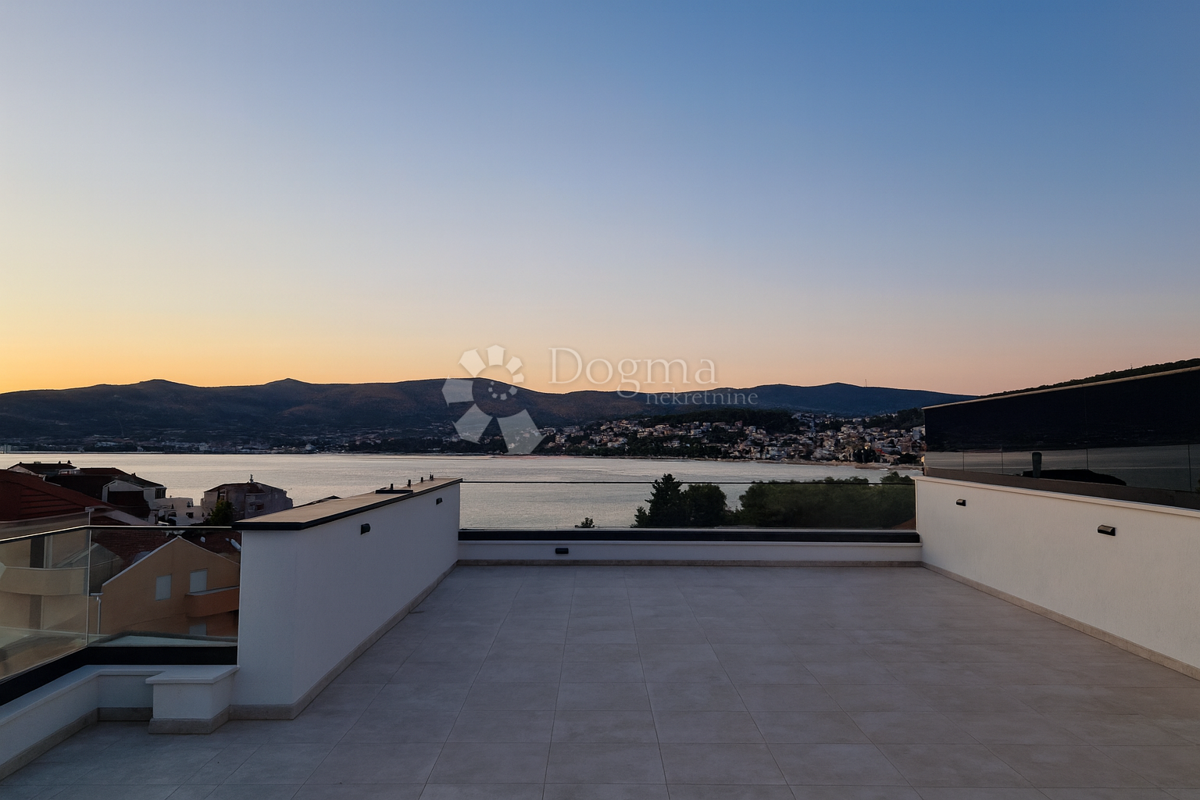 Čiovo - Attico con terrazza sul tetto e vista mare!