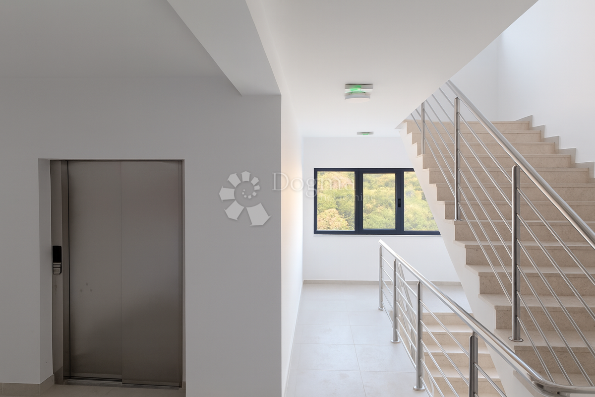 Čiovo - Attico con terrazza sul tetto e vista mare!