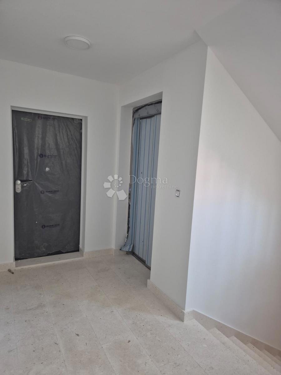 NUOVA COSTRUZIONE – APPARTAMENTO MODERNO CON TERRAZZE E VISTA MARE, A MENO DI 150 m DALLA SPIAGGIA – OKRUG GORNJI