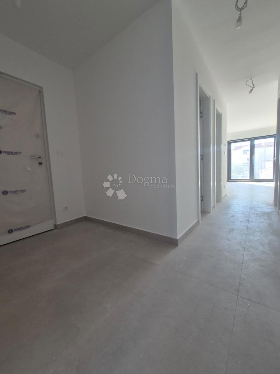 NUOVA COSTRUZIONE – APPARTAMENTO MODERNO CON TERRAZZE E VISTA MARE, A MENO DI 150 m DALLA SPIAGGIA – OKRUG GORNJI