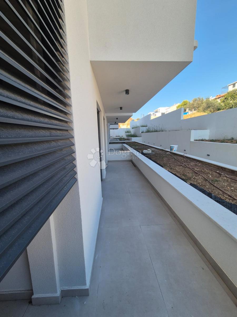 NUOVA COSTRUZIONE – APPARTAMENTO MODERNO CON TERRAZZE E VISTA MARE, A MENO DI 150 m DALLA SPIAGGIA – OKRUG GORNJI