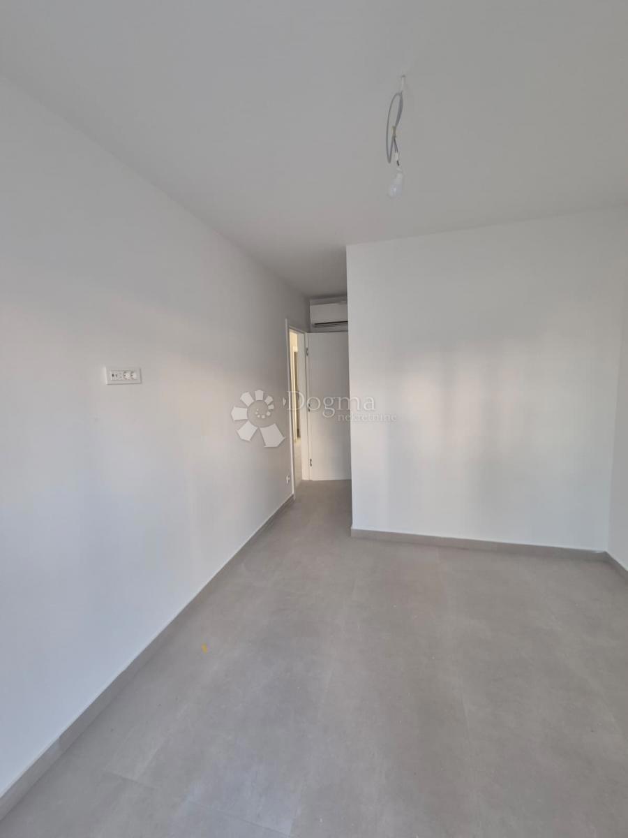 NUOVA COSTRUZIONE – APPARTAMENTO MODERNO CON TERRAZZE E VISTA MARE, A MENO DI 150 m DALLA SPIAGGIA – OKRUG GORNJI