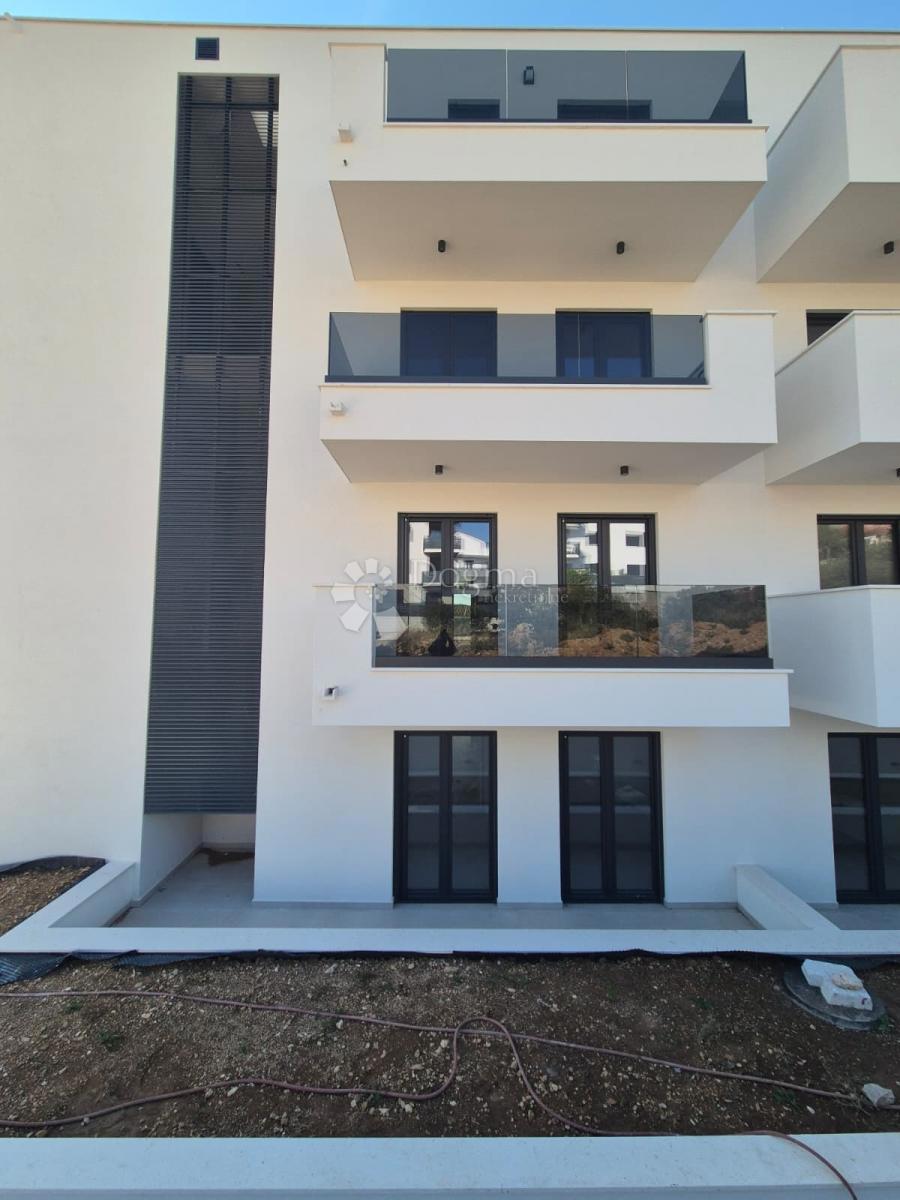 NUOVA COSTRUZIONE – APPARTAMENTO MODERNO CON TERRAZZE E VISTA MARE, A MENO DI 150 m DALLA SPIAGGIA – OKRUG GORNJI