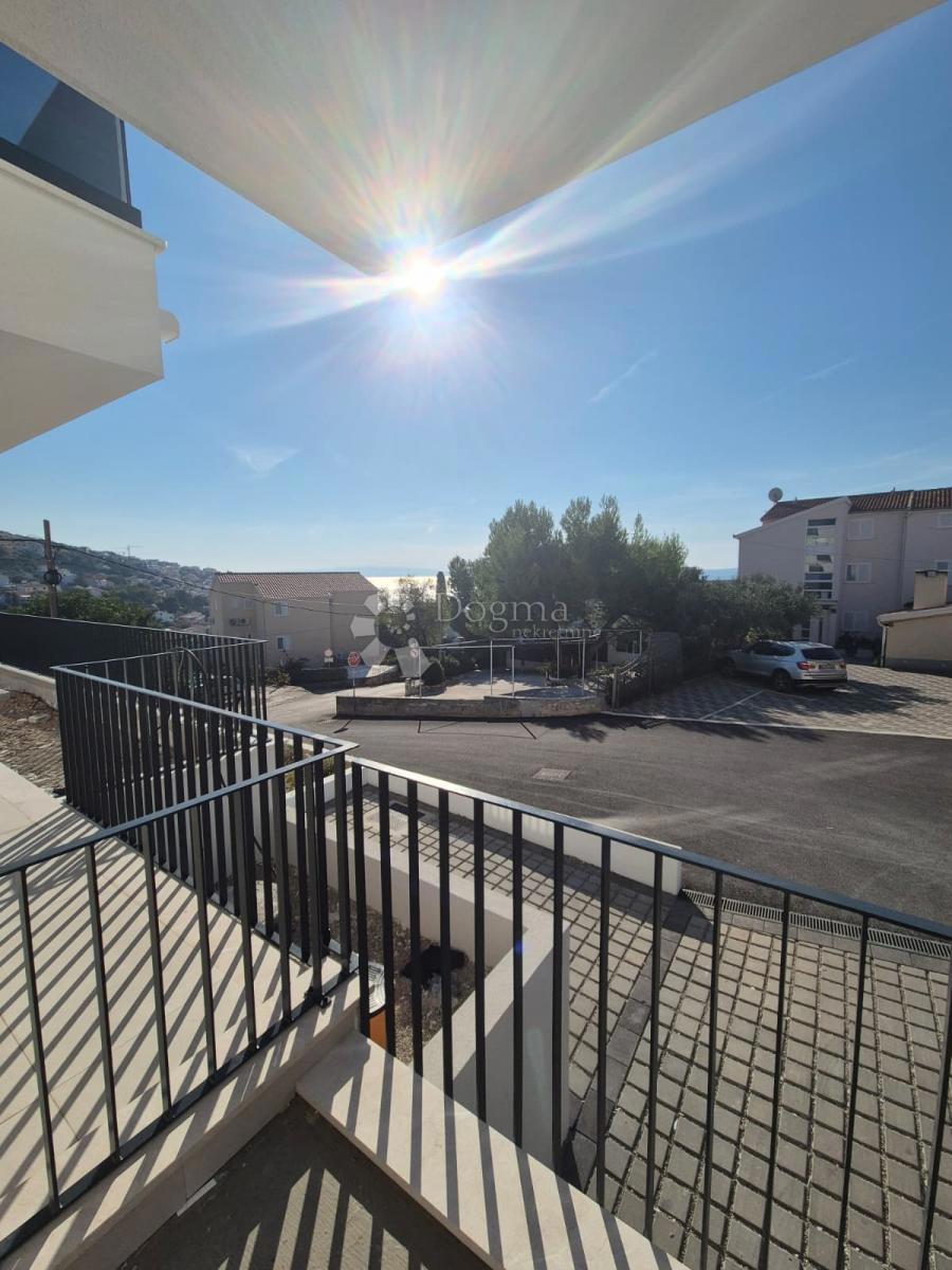 NUOVA COSTRUZIONE – APPARTAMENTO MODERNO CON TERRAZZE E VISTA MARE, A MENO DI 150 m DALLA SPIAGGIA – OKRUG GORNJI