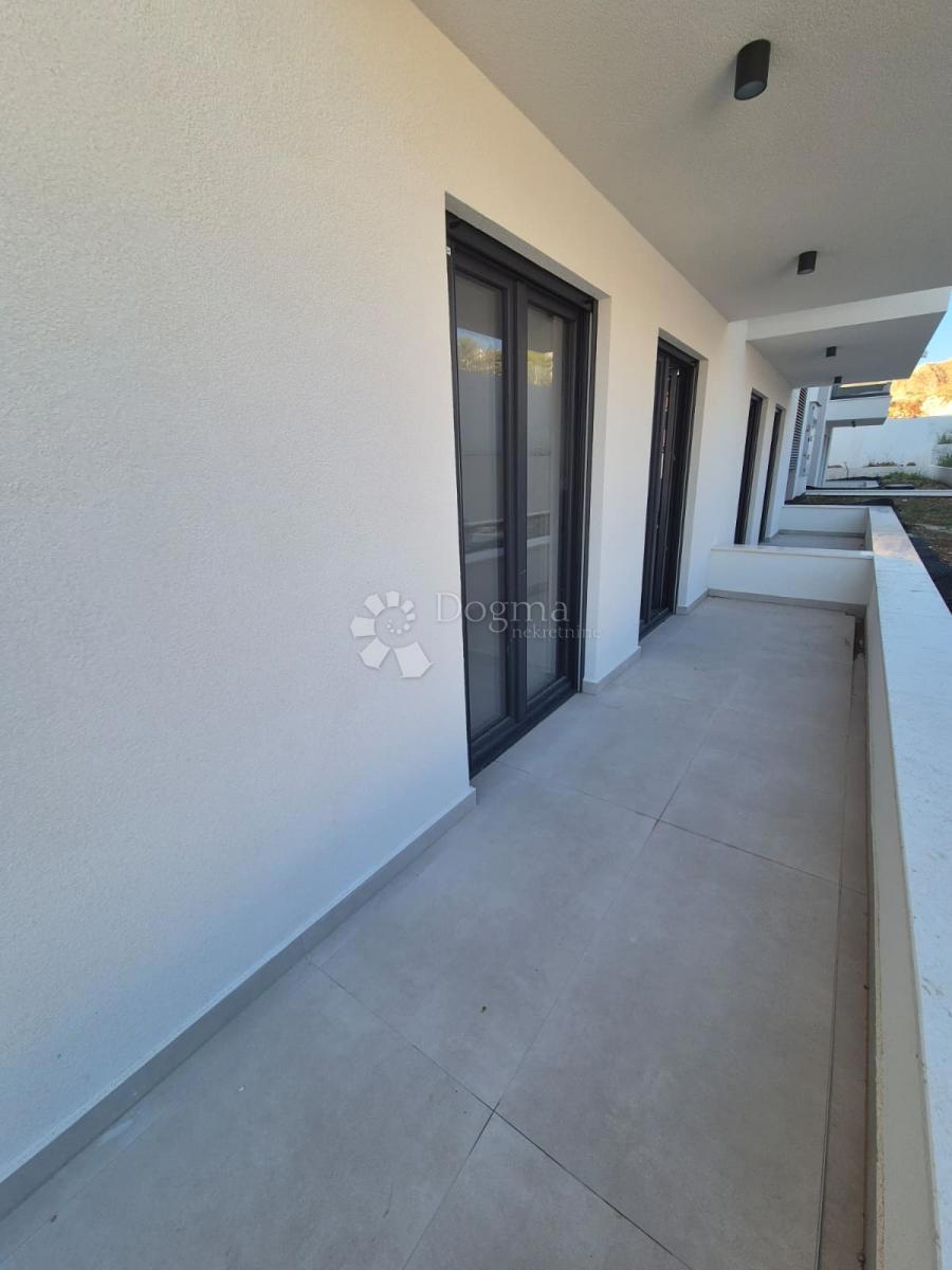 NUOVA COSTRUZIONE – APPARTAMENTO MODERNO CON TERRAZZE E VISTA MARE, A MENO DI 150 m DALLA SPIAGGIA – OKRUG GORNJI
