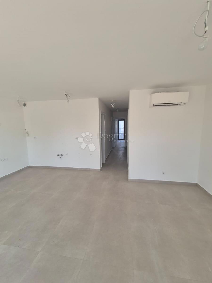 NUOVA COSTRUZIONE – APPARTAMENTO MODERNO CON TERRAZZE E VISTA MARE, A MENO DI 150 m DALLA SPIAGGIA – OKRUG GORNJI