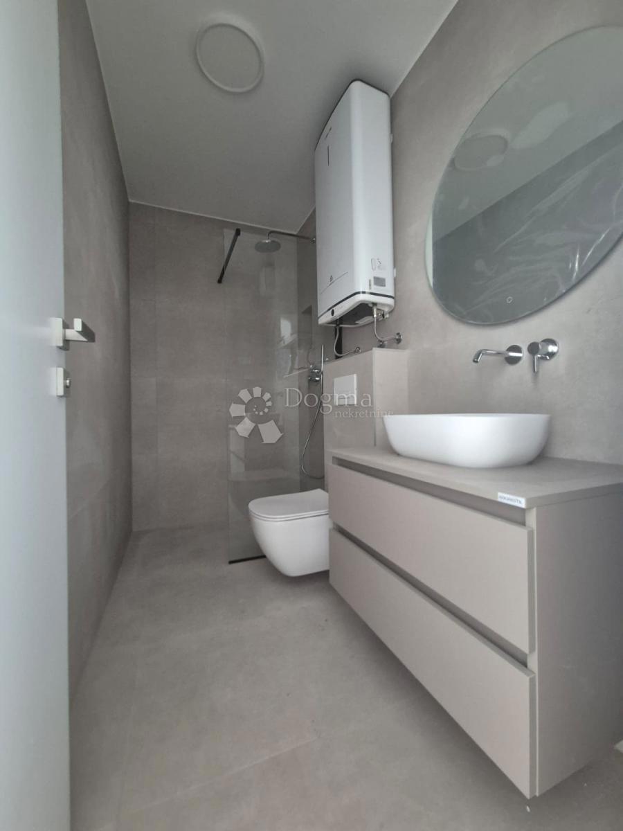 NUOVA COSTRUZIONE – APPARTAMENTO MODERNO CON TERRAZZE E VISTA MARE, A MENO DI 150 m DALLA SPIAGGIA – OKRUG GORNJI