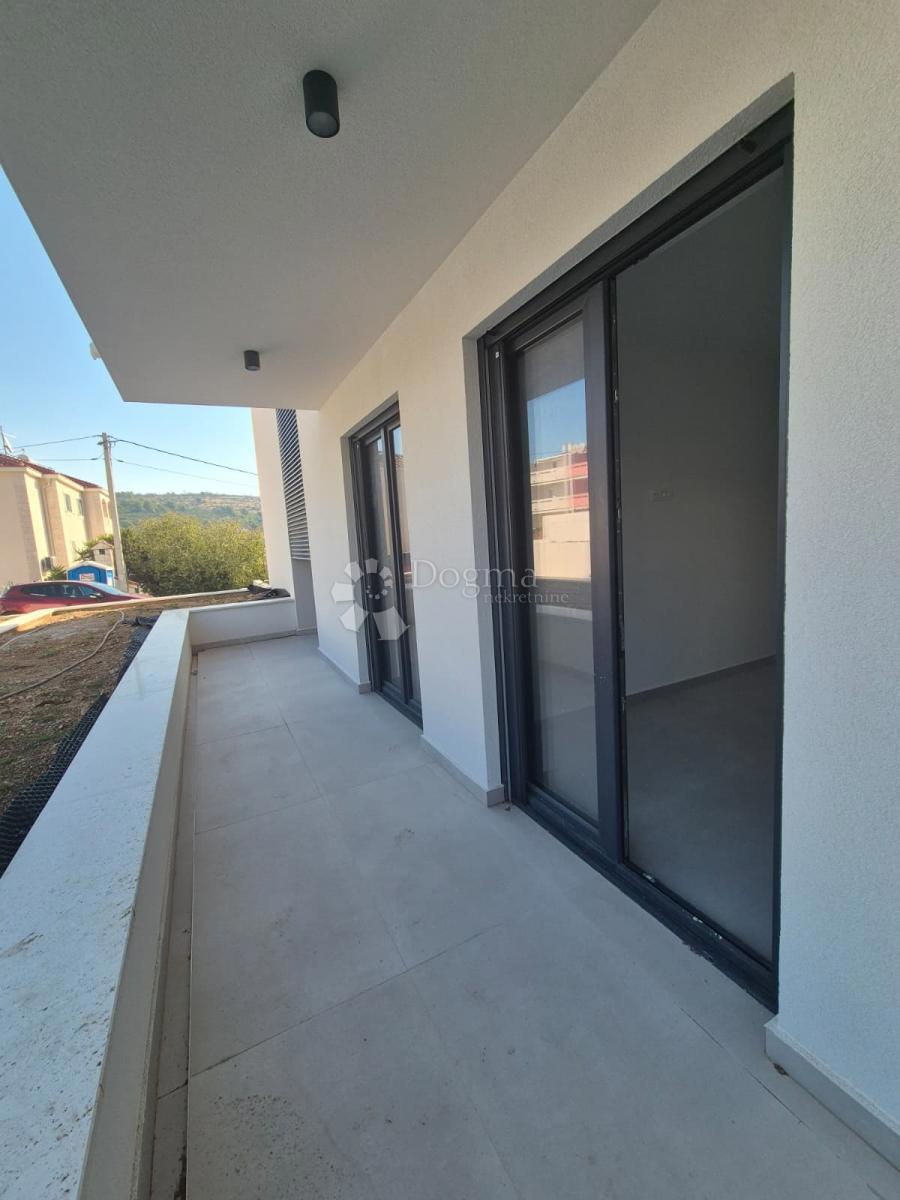 NUOVA COSTRUZIONE – APPARTAMENTO MODERNO CON TERRAZZE E VISTA MARE, A MENO DI 150 m DALLA SPIAGGIA – OKRUG GORNJI