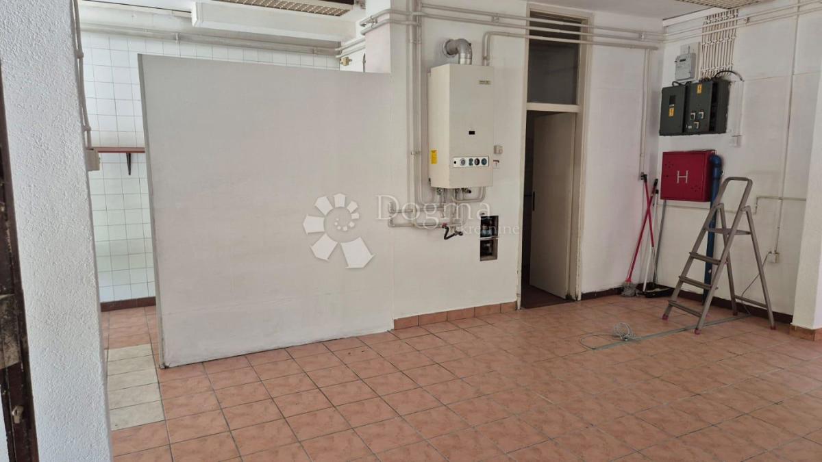 Locale commerciale Jug II, Osijek, 67,13m2