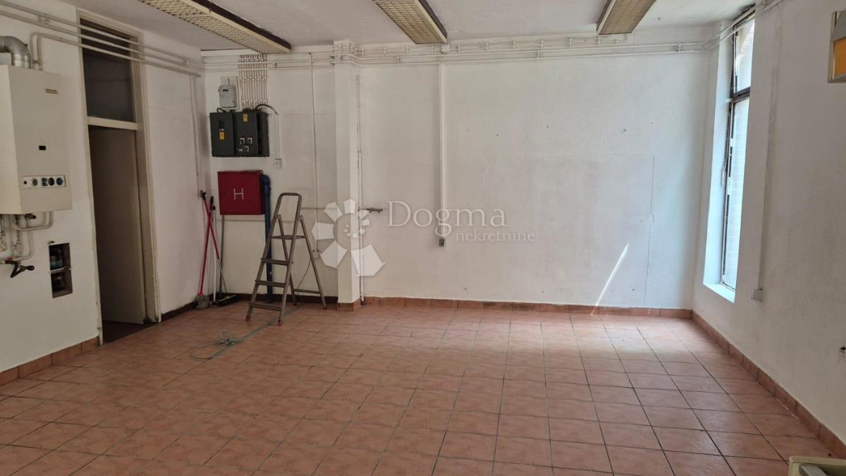 Locale commerciale Jug II, Osijek, 67,13m2