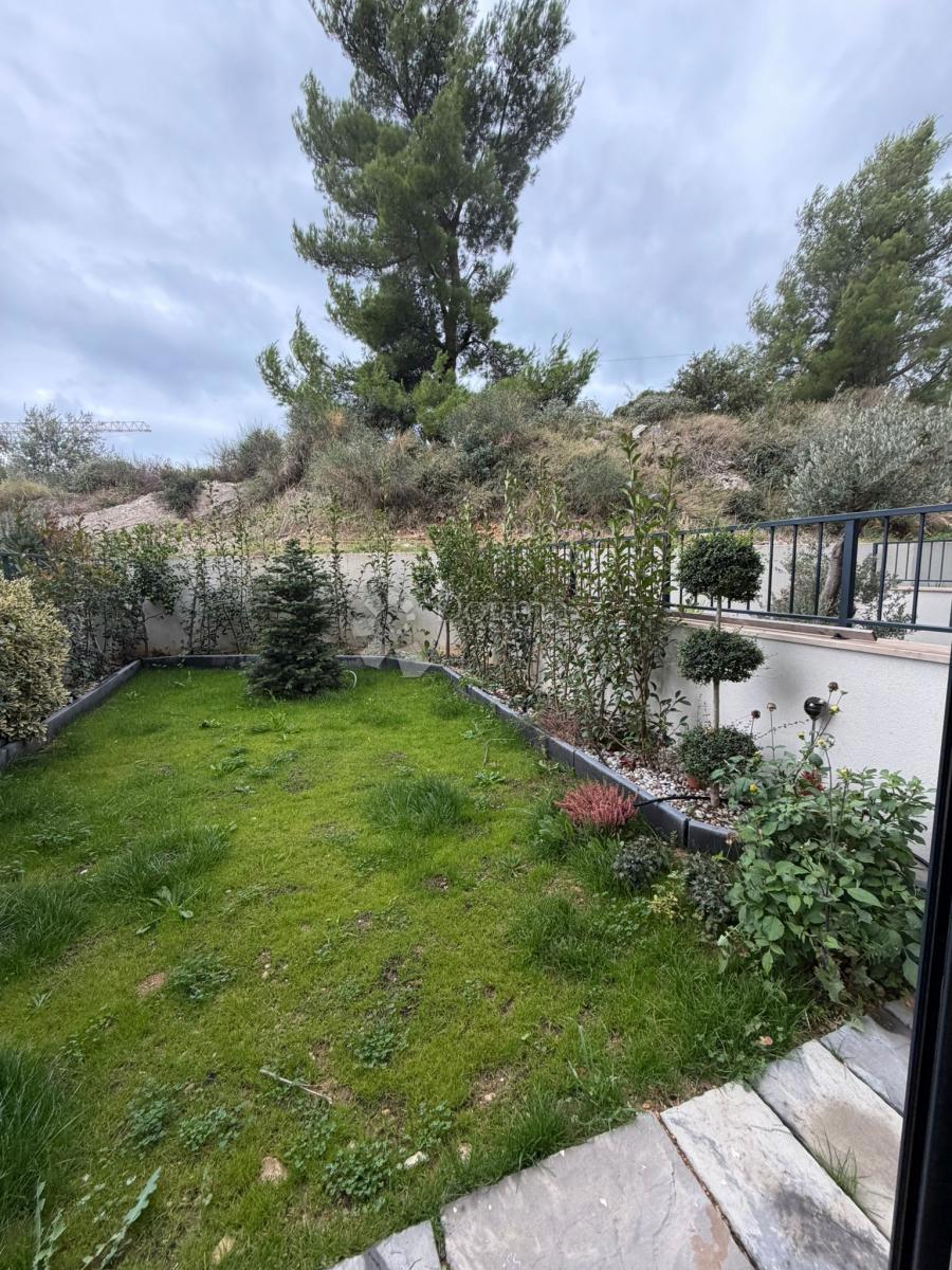 In vendita: moderno appartamento bilocale S8 al piano terra – Duilovo, Spalato