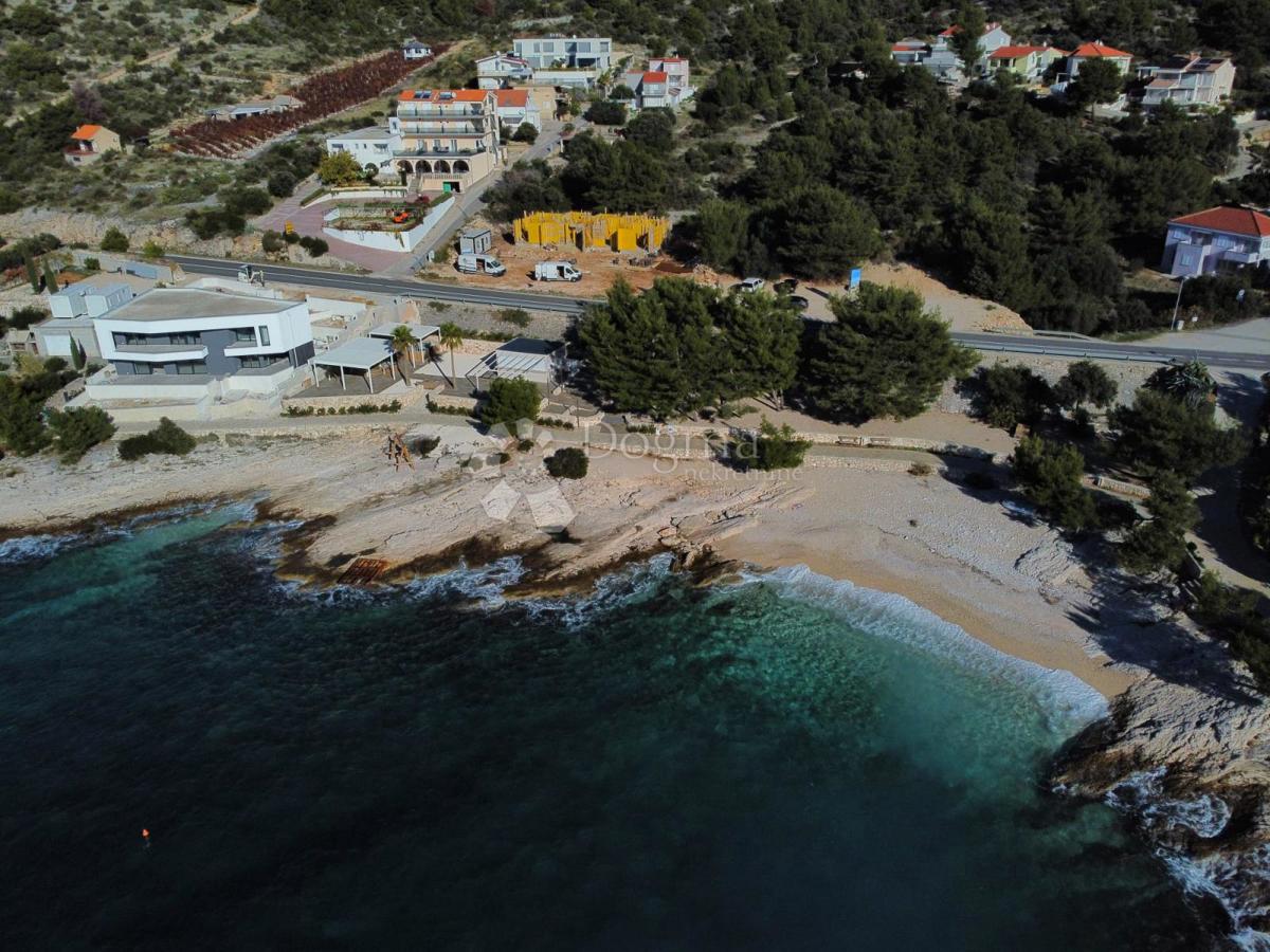 PRIMOŠTEN - PIANO TERRA PRIMA FILA SUL MARE