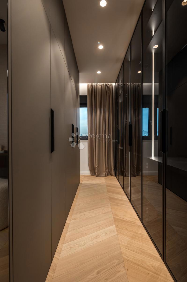 COMPLESSO ATTICO ESCLUSIVO – INTERO PIANO CON AMPIA TERRAZZA E GARAGE | IN VENDITA