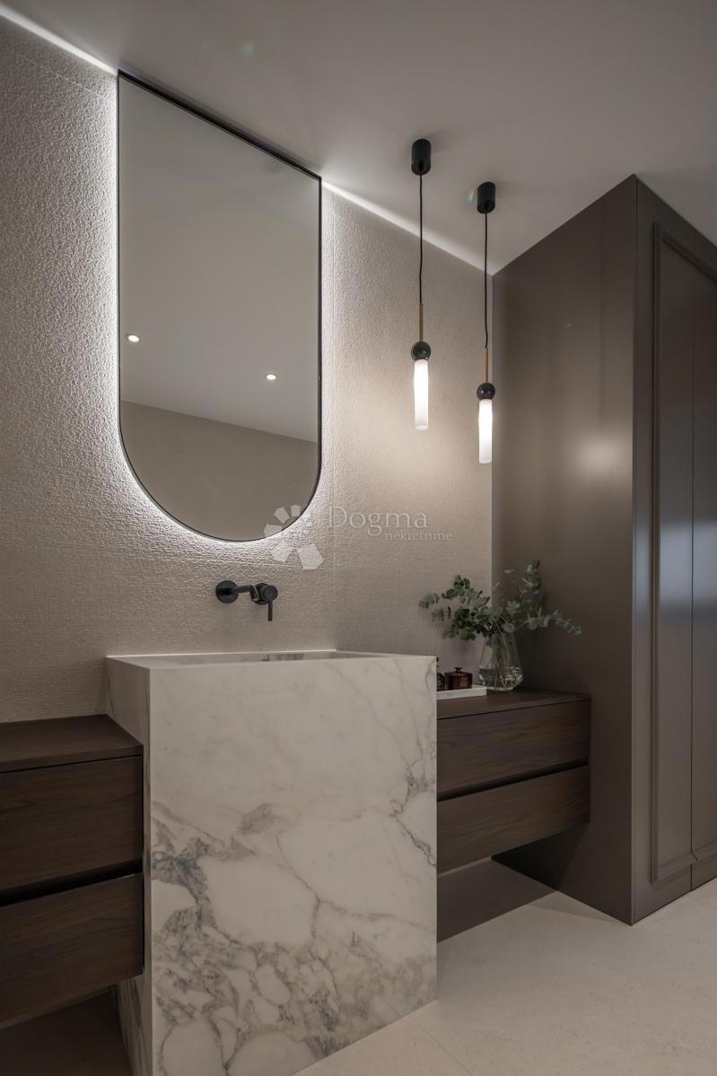 COMPLESSO ATTICO ESCLUSIVO – INTERO PIANO CON AMPIA TERRAZZA E GARAGE | IN VENDITA