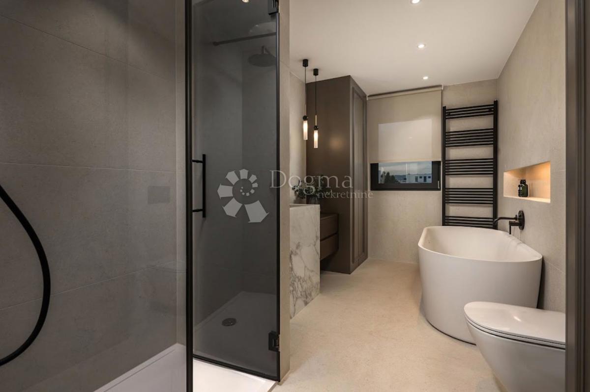 COMPLESSO ATTICO ESCLUSIVO – INTERO PIANO CON AMPIA TERRAZZA E GARAGE | IN VENDITA