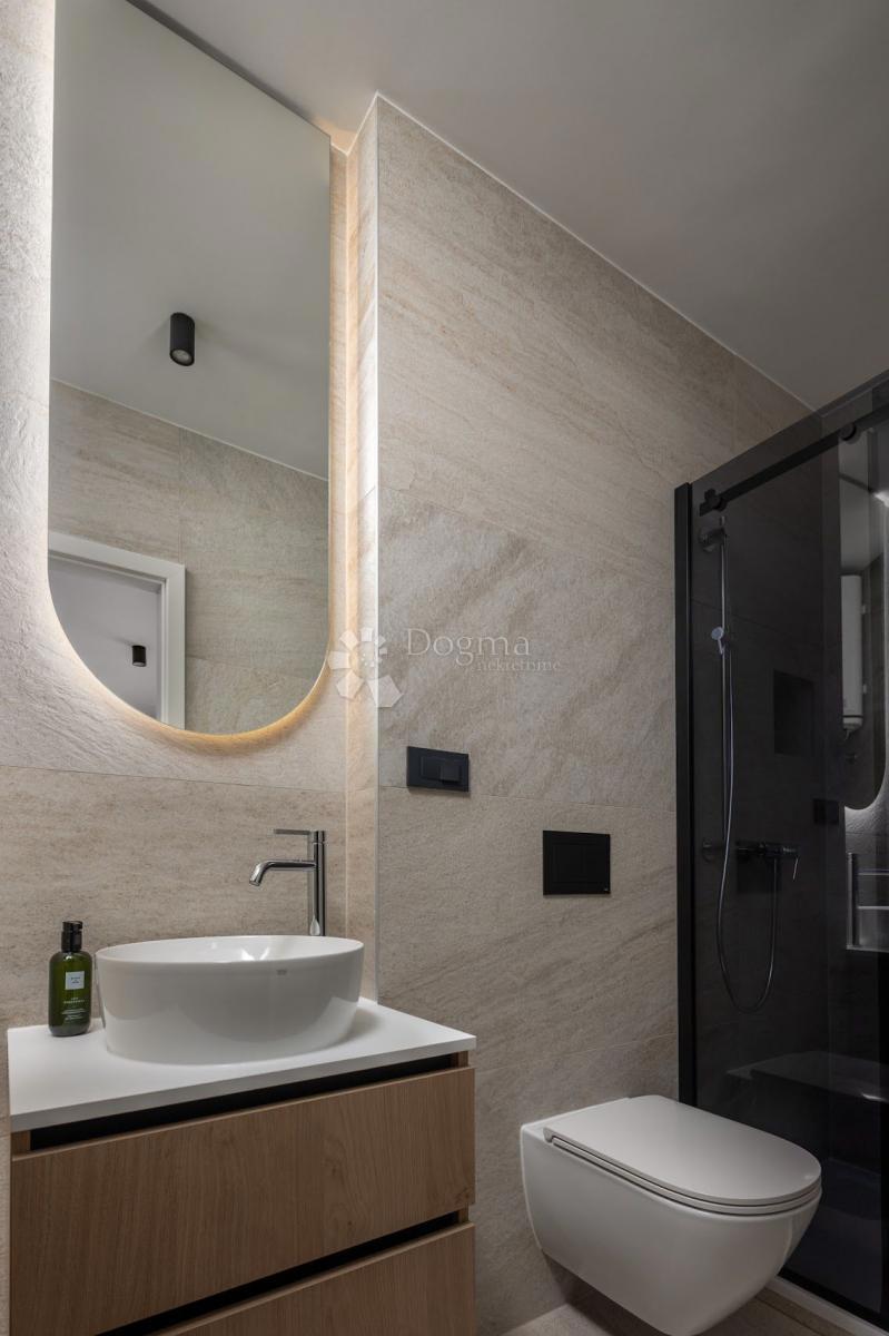 COMPLESSO ATTICO ESCLUSIVO – INTERO PIANO CON AMPIA TERRAZZA E GARAGE | IN VENDITA