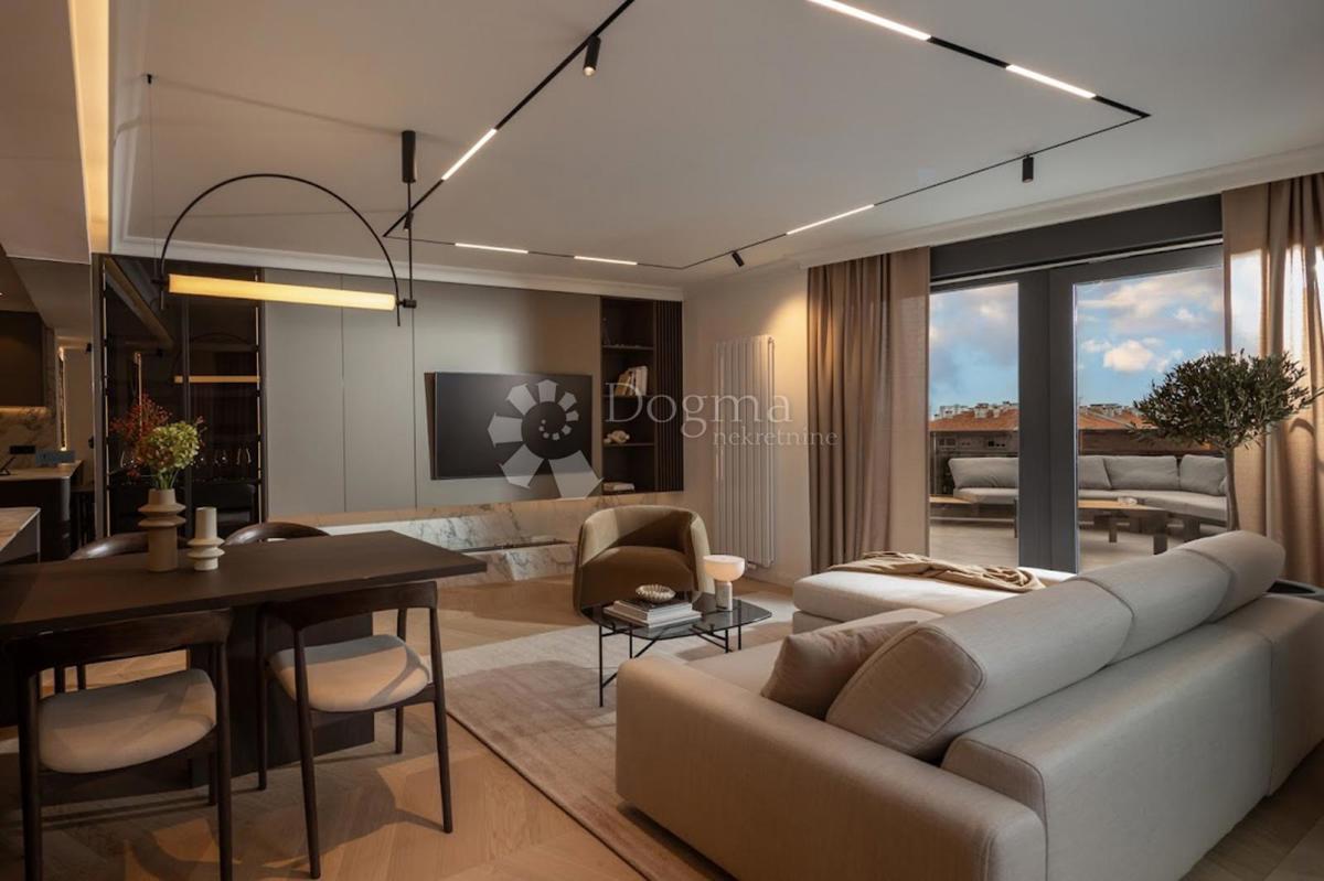 COMPLESSO ATTICO ESCLUSIVO – INTERO PIANO CON AMPIA TERRAZZA E GARAGE | IN VENDITA