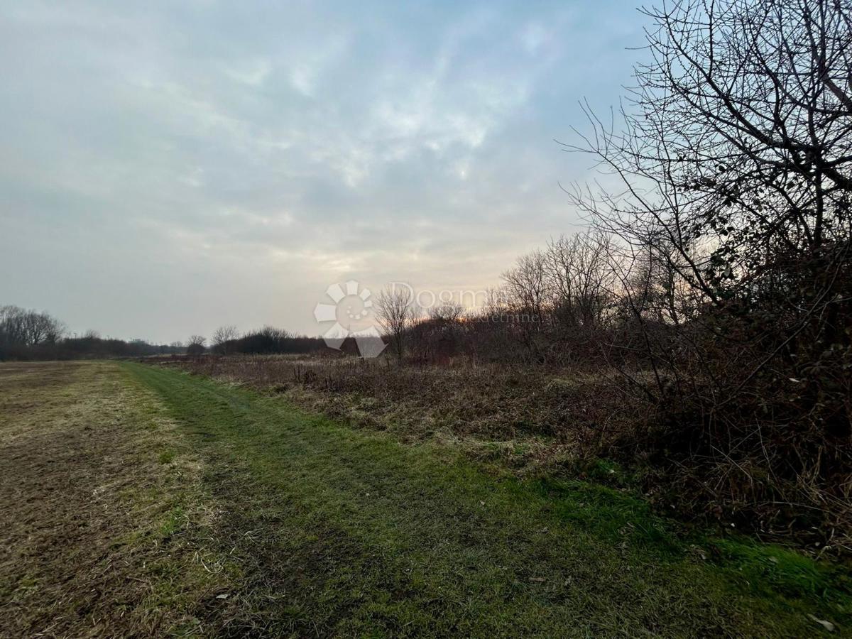 Terreno edificabile Trnava, Donja Dubrava, 845m2